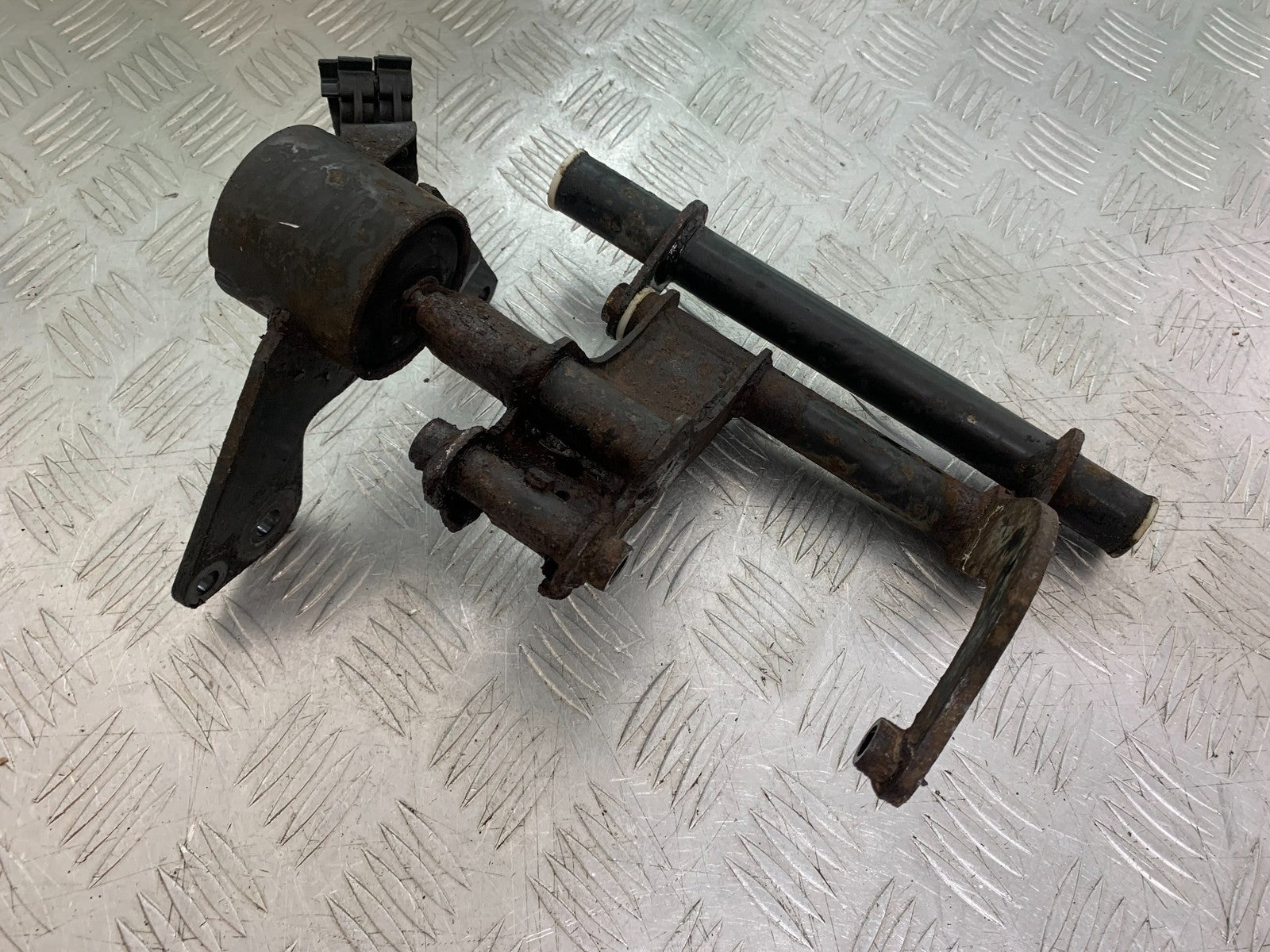 PIAGGIO VESPA GT125 L ENGINE MOUNT  YEAR 2003 (CMB1300)