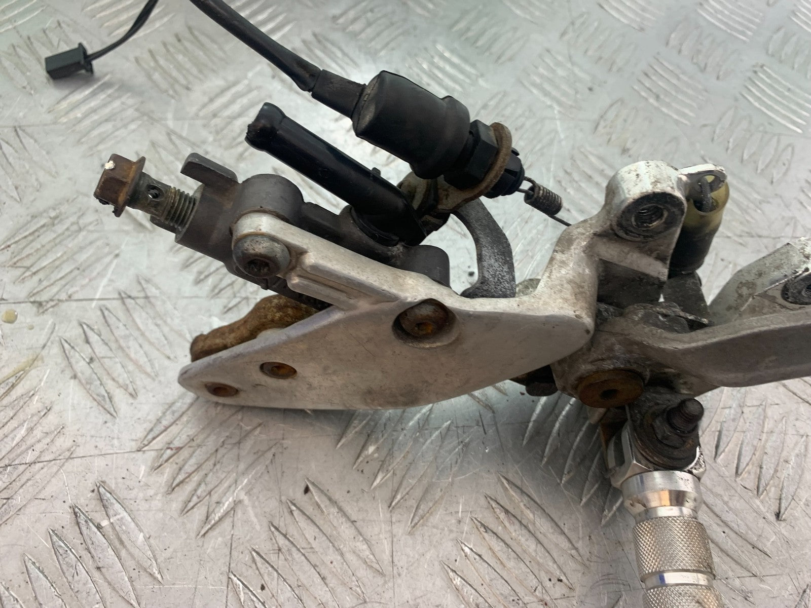 YAMAHA YZF1000 THUNDERACE FRONT RIGHT HANGER  YEAR 1997-2000 (CMB1204)
