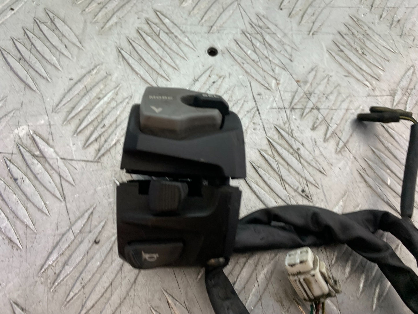 SUZUKI DL1000 V-STROM LEFT SWITCH GEAR YEAR 2014-2019 (CMB1325)