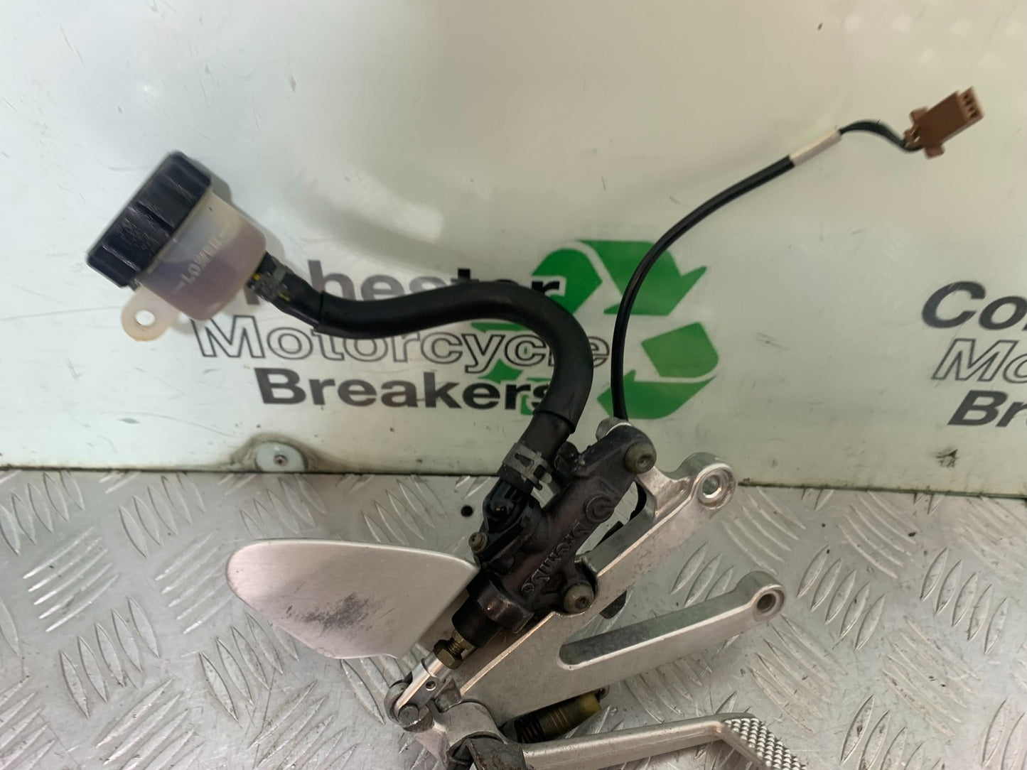 YAMAHA YZF R1 4XV FRONT RIGHT HANGER YEAR 1998-99 (CMB1291)