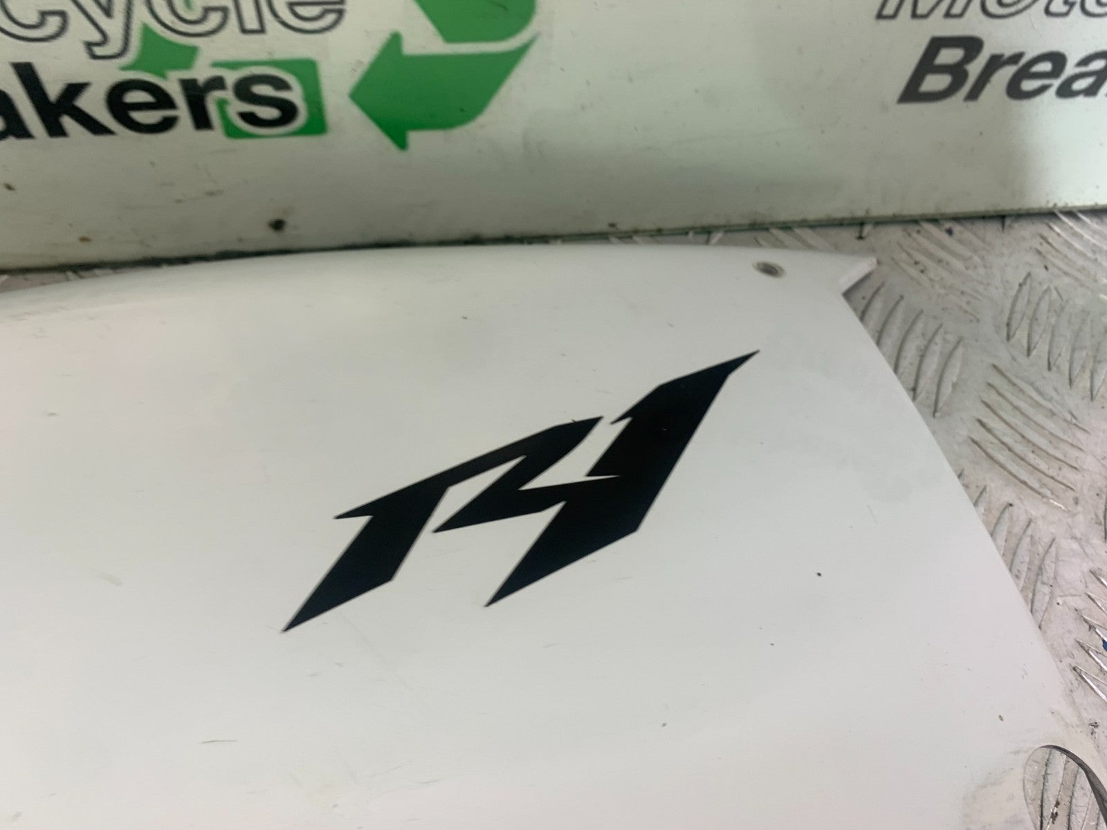 YAMAHA YZF R1 14 B BIG BANG LEFT FAIRING PANEL   2009-14 (CMB1175)
