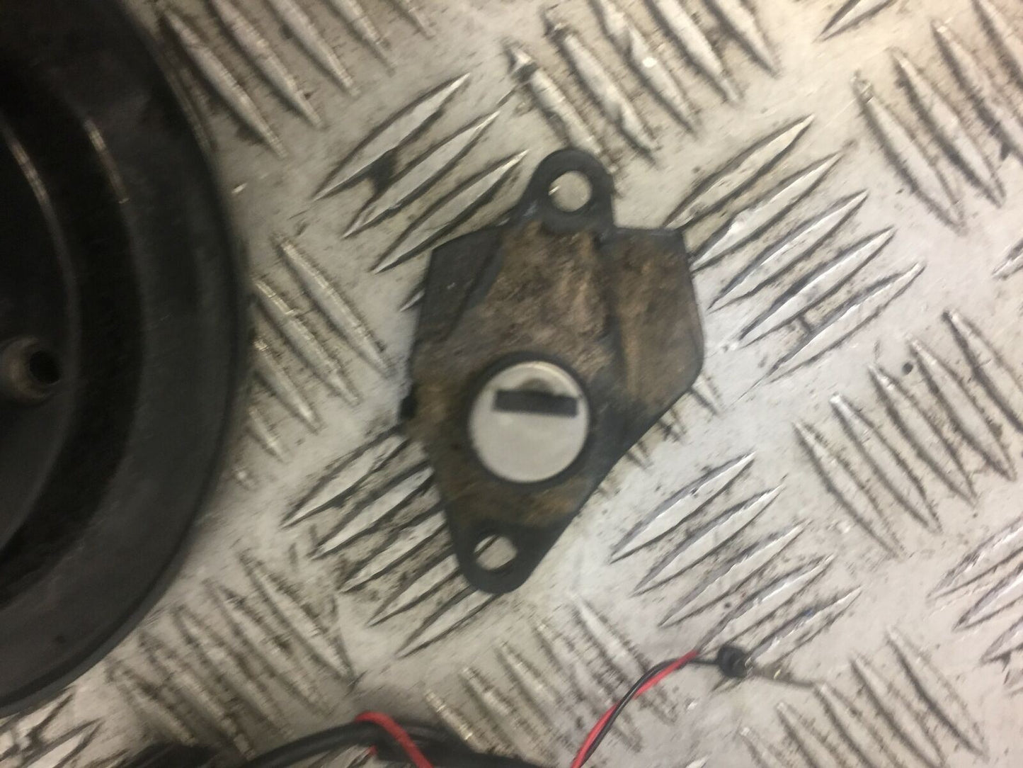 TRIUMPH TROPHY 1215 SE ECU LOCKS KEY  2012-2017 (STOCK 534)