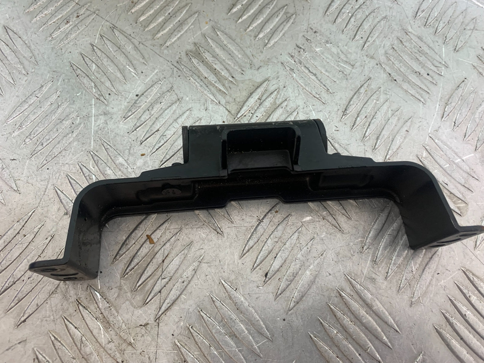 YAMAHA YZF R1 PETROL TANK BRACKET    YEAR 2004-2006 (CMB1155)