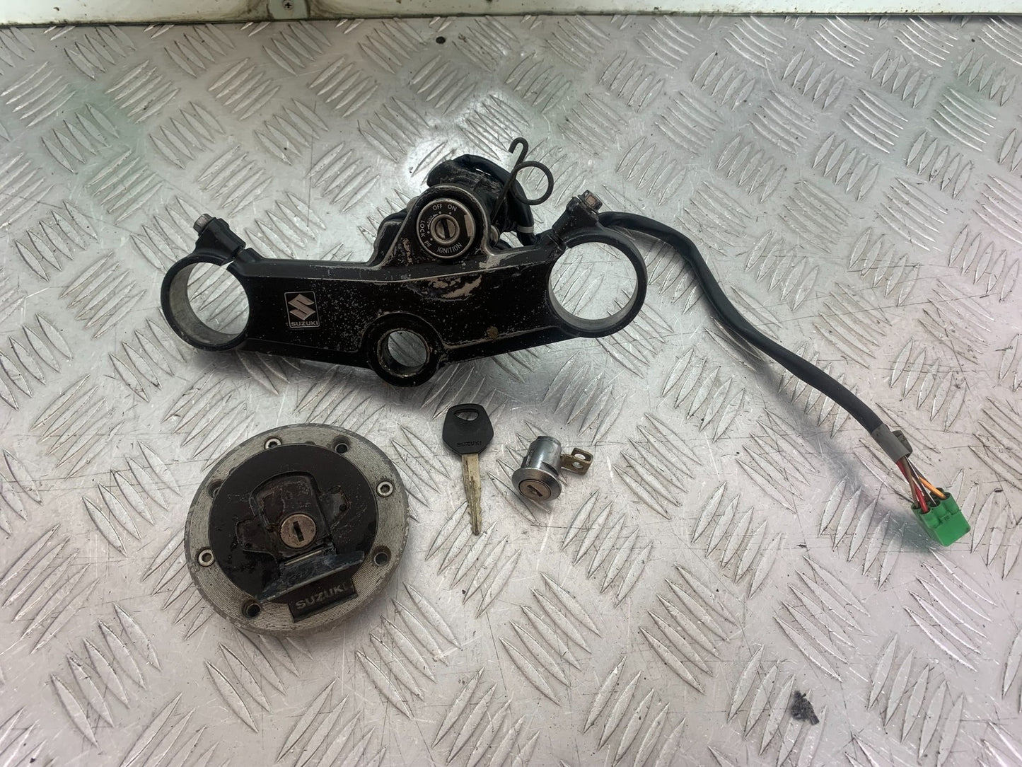 SUZUKI GSXR600 GSXR 600 K1 K2 K3 LOCKS AND KEY  1999-03 (CMB1284)