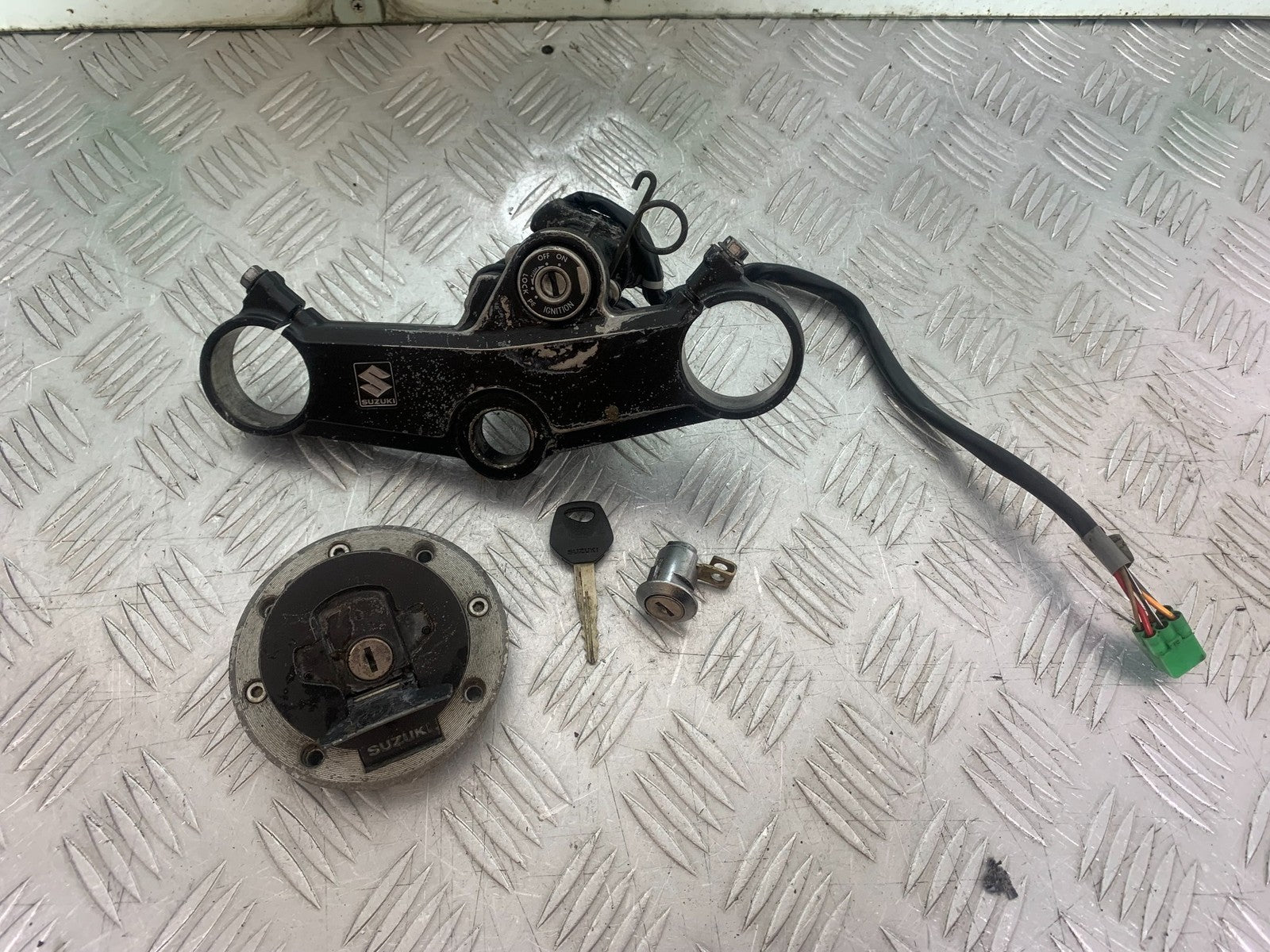 SUZUKI GSXR600 GSXR 600 K1 K2 K3 LOCKS AND KEY  1999-03 (CMB1284)