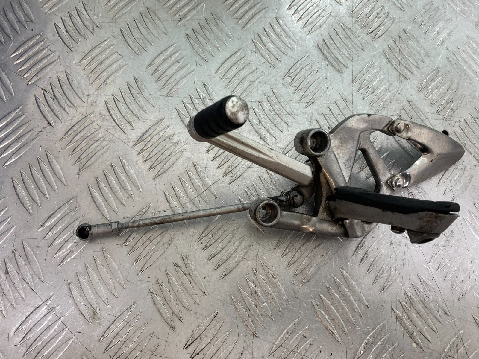 TRIUMPH 1050 SPRINT ST FRONT LEFT HANGER  2003-2011 (CMB1285)