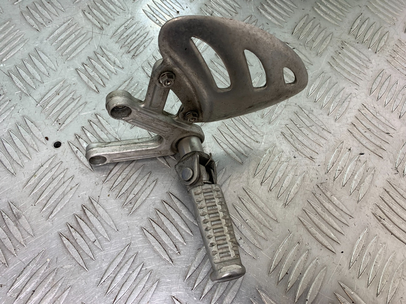 TRIUMPH T509 SPEED TRIPLE FRONT LEFT HANGER  YEAR 1997-1998 (CMB1144)