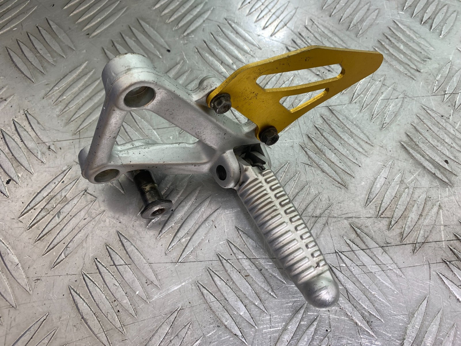 DUCATI 996 SPS 748 916 998  FRONT LEFT HANGER AND PEG 1999-2000 (CMB1209)