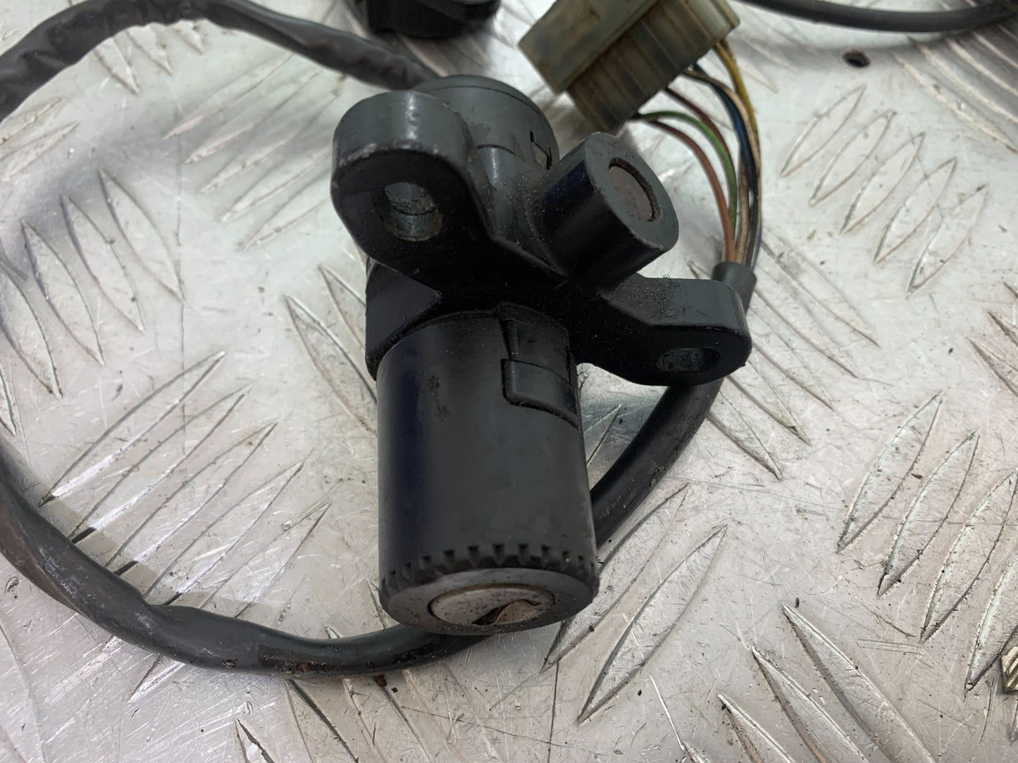 TRIUMPH T509 SPEED TRIPLE IGNITION SWITCH SEAT LOCK KEY YEAR 1997-1998 (CMB1144)
