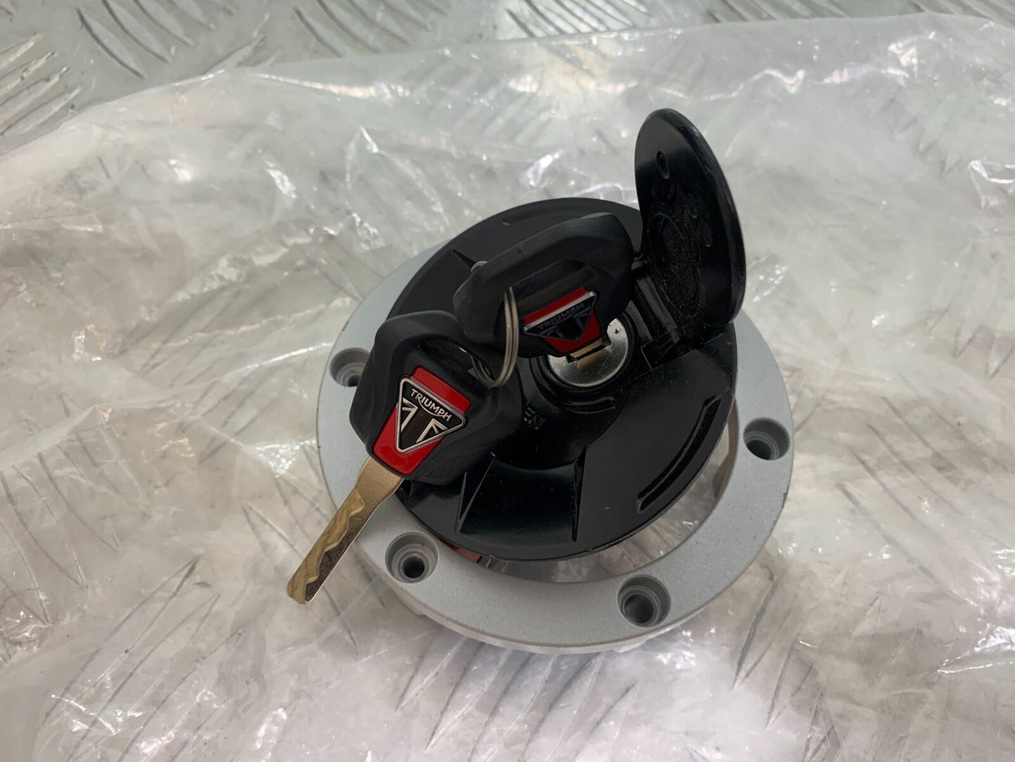 TRIUMPH 1050 SPEED TRIPLE RS PETROL CAP AND KEYS  YEAR 2018-2020 (CMB1029)