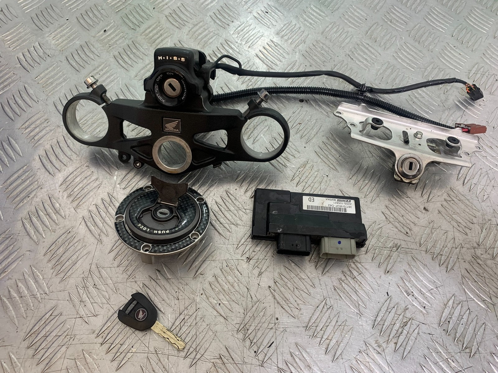 HONDA CBR1000 rr FIREBLADE ECU LOCKS KEY TOP YOKE  YEAR 2012-2016 (CMB1198)