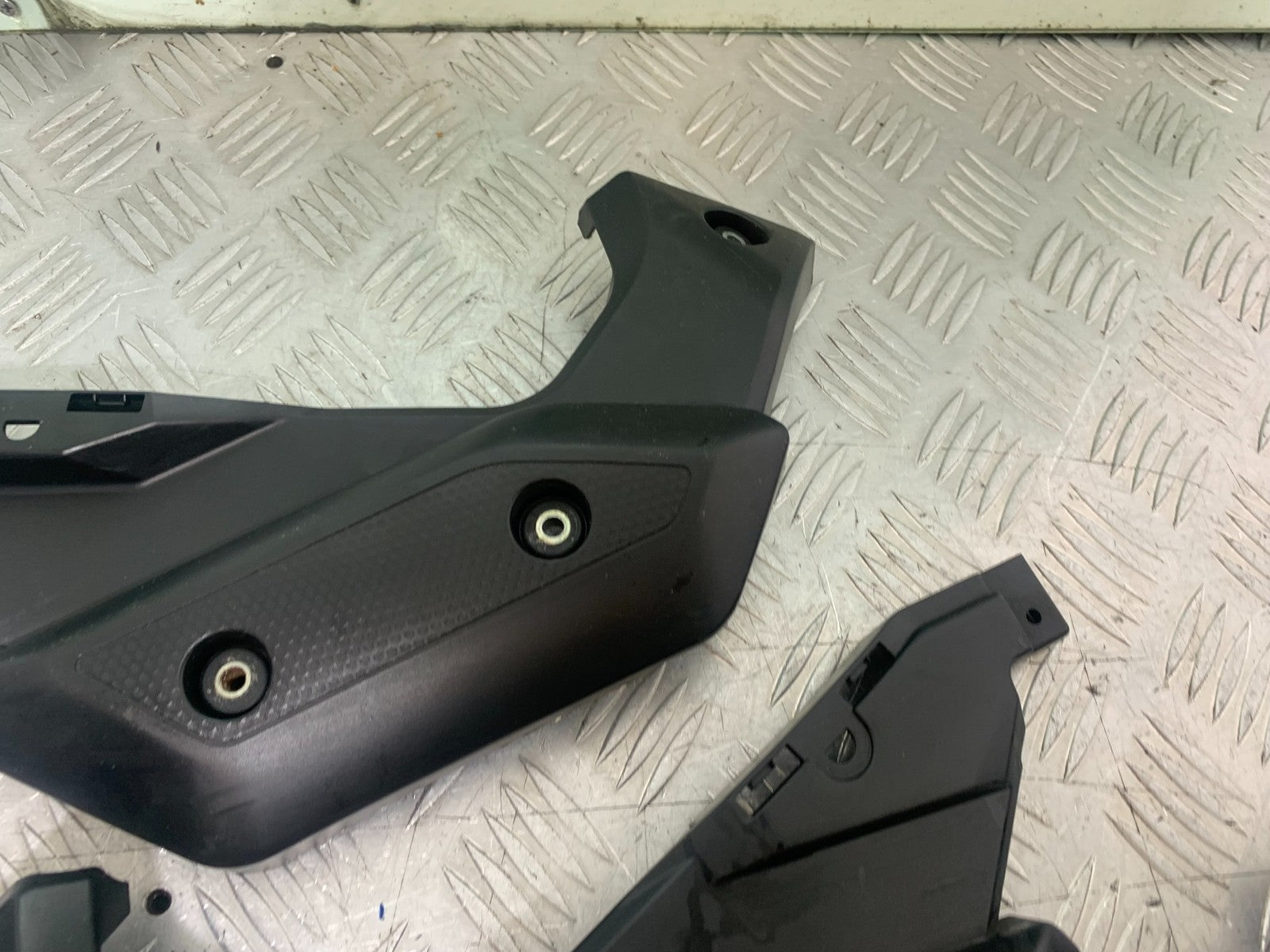 YAMAHA XJ6 XJ6-S LEFT AND RIGHT SIDE INFILLS   YEAR 2009-2015  (CMB1212)