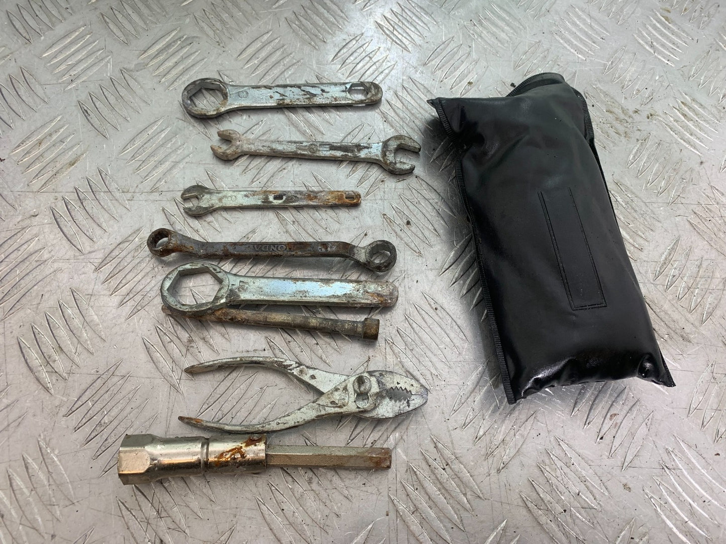 HONDA NT650 V DEAUVILLE TOOL KIT  YEAR 1999 (CMB1268)