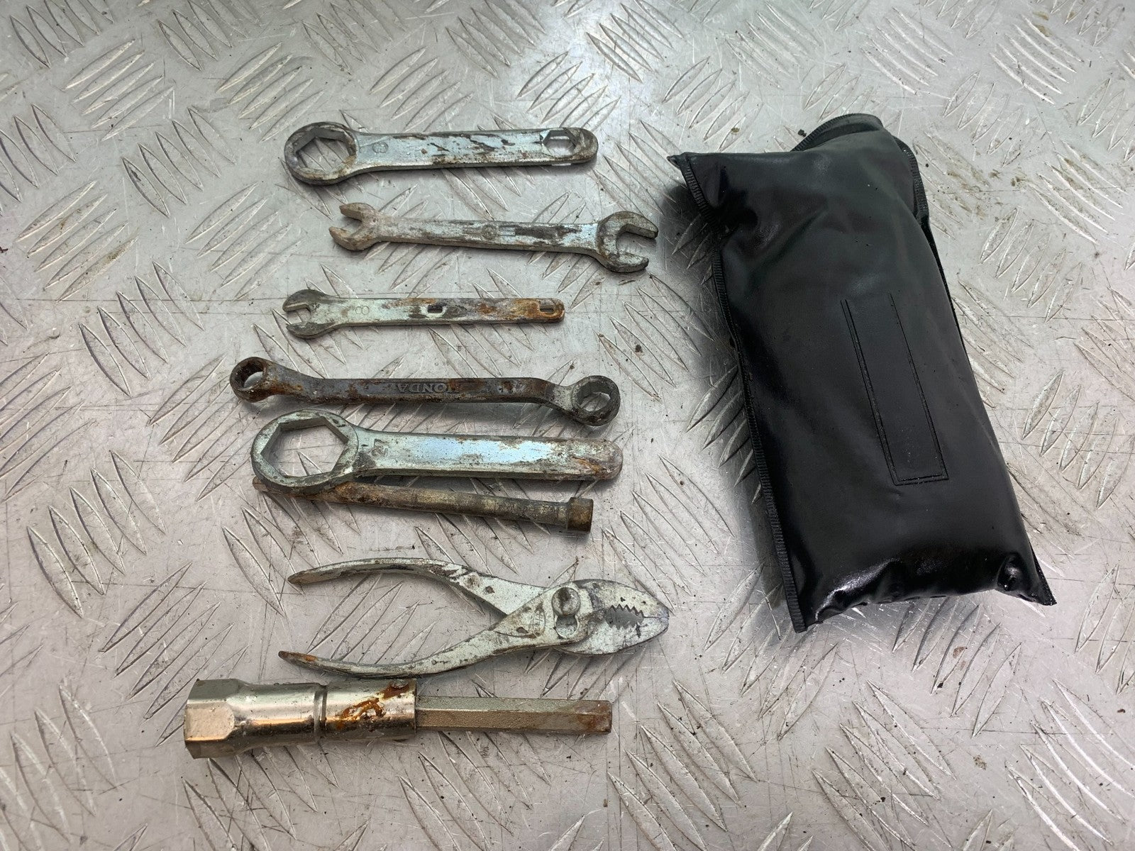HONDA NT650 V DEAUVILLE TOOL KIT  YEAR 1999 (CMB1268)