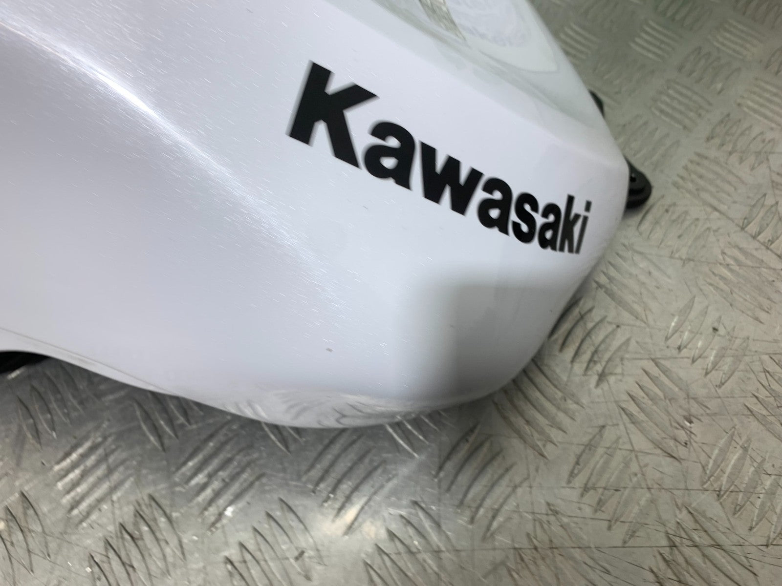 KAWASAKI ZX10R ZX10 R PETROL TANK  2008-2010 (CMB1301)