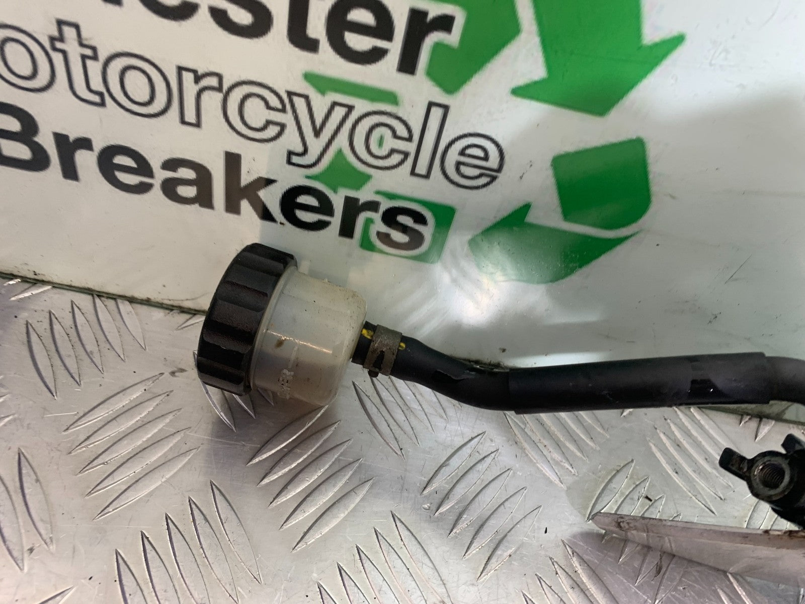 YAMAHA FZS600 FAZER 600 FRONT RIGHT HANGER YEAR 1998-2001 (CMB1267)