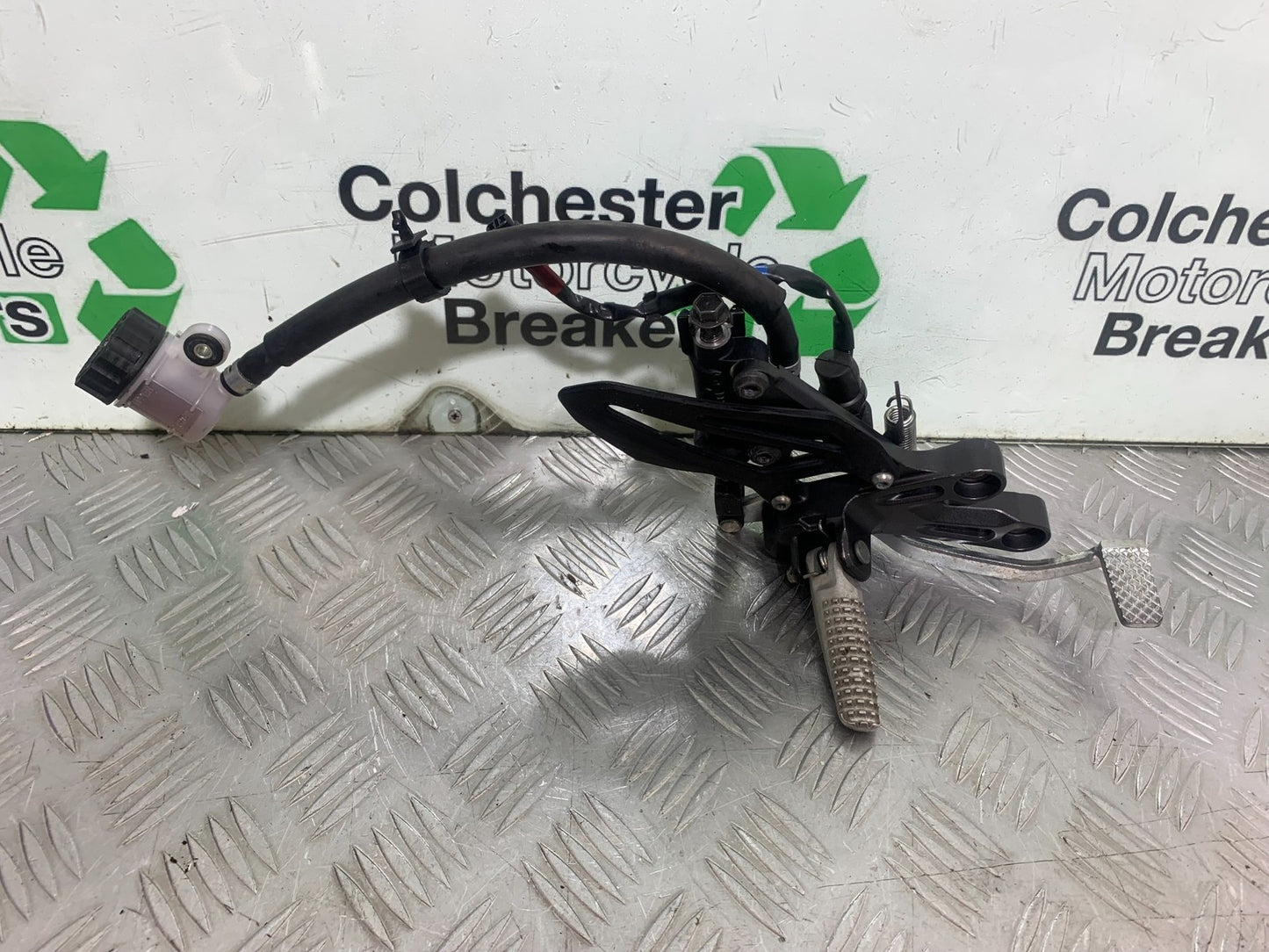 YAMAHA YZF R7 FRONT RIGHT HANGER PEDAL AND PEG  YEAR 2022-2025 (CMB1255)