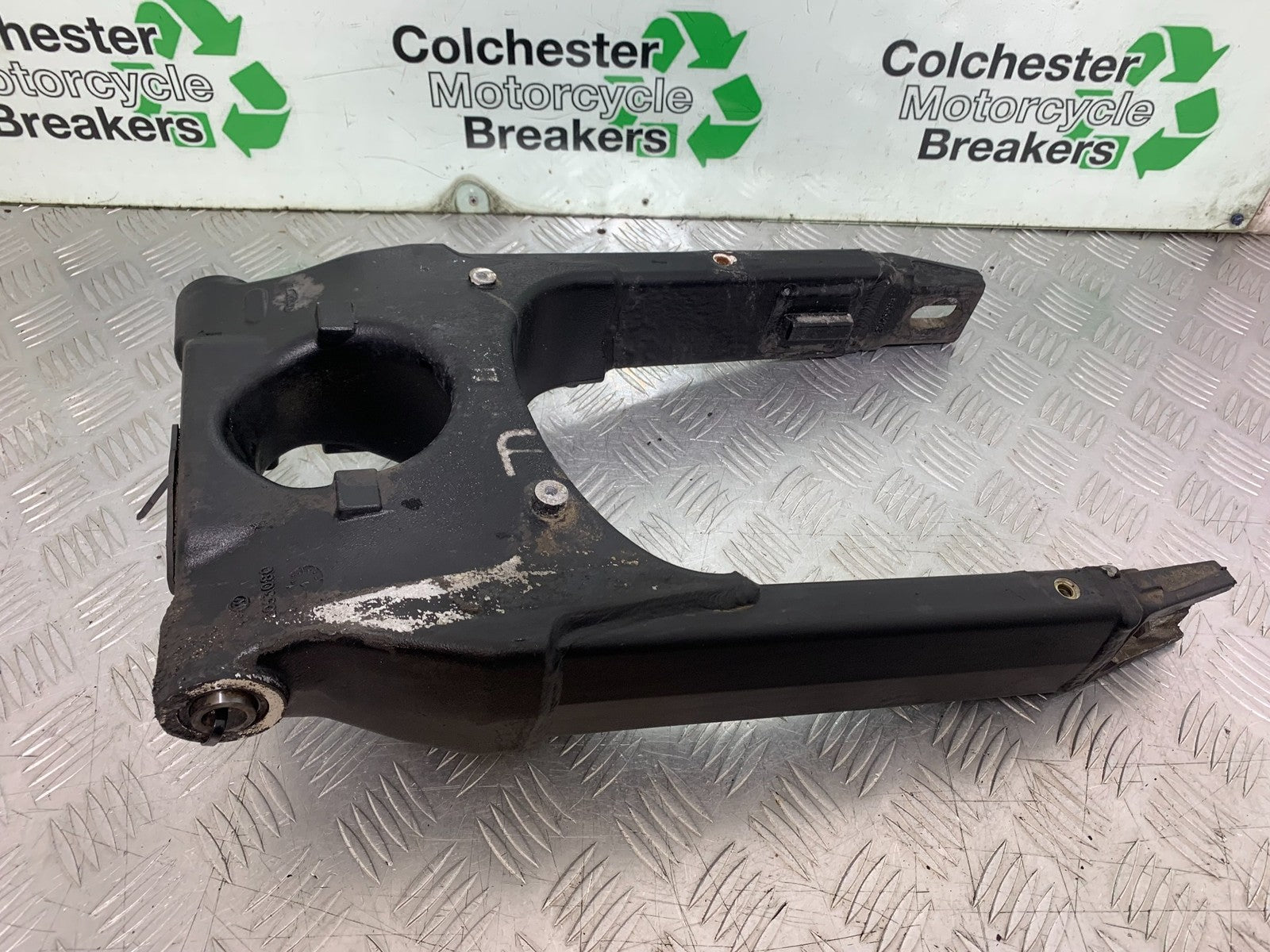 TRIUMPH 955i DAYTONA SWINGARM   YEAR 2002-2006 (CMB1229)