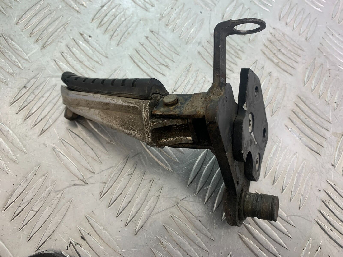 SUZUKI DL 650 V-STROM FRONT RIGHT PEG AND BRACKET  YEAR 2020 (CMB1117)