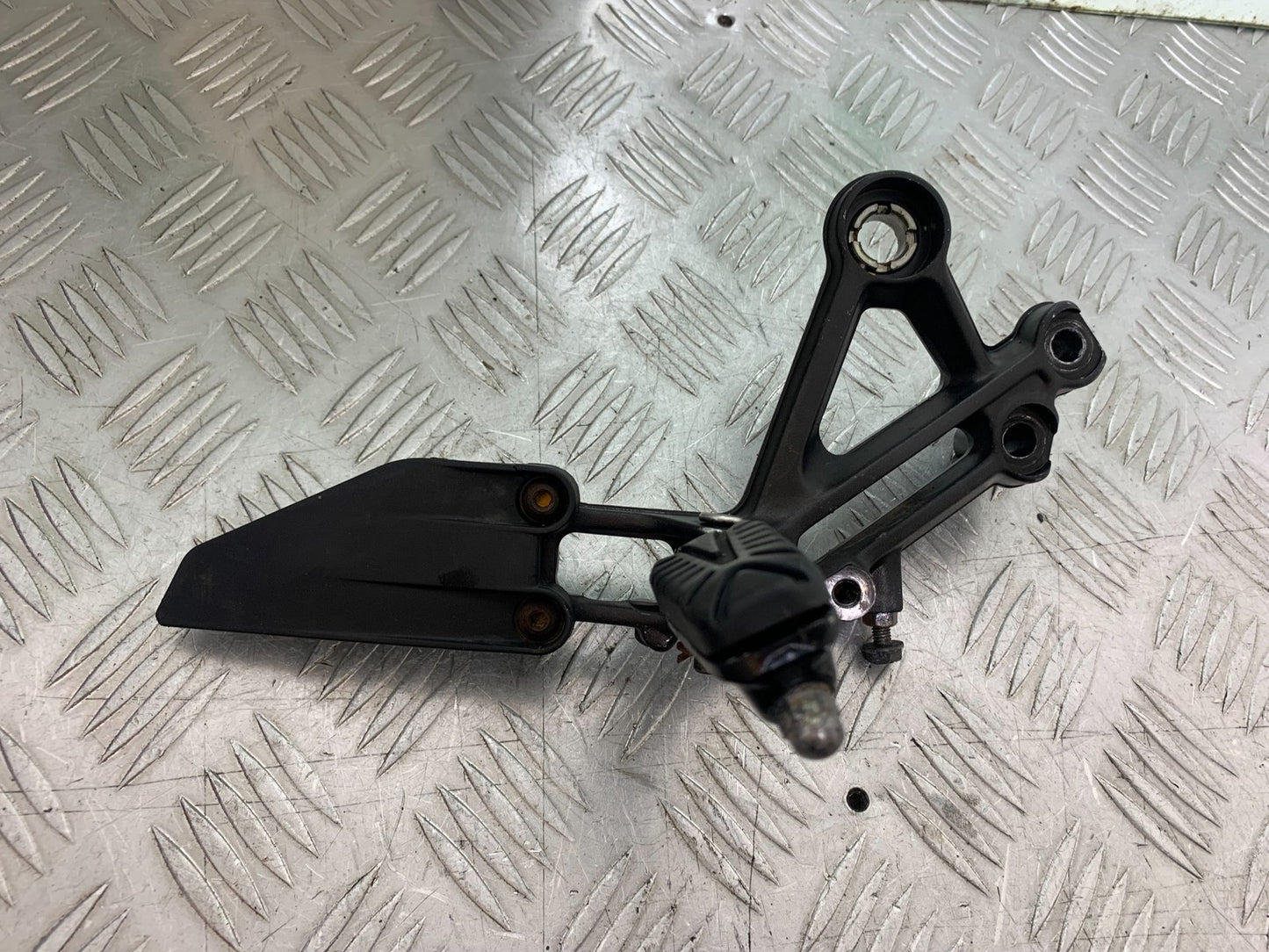 KTM DUKE 125 FRONT RIGHT HANGER  YEAR 2017-2022 (CMB1274)