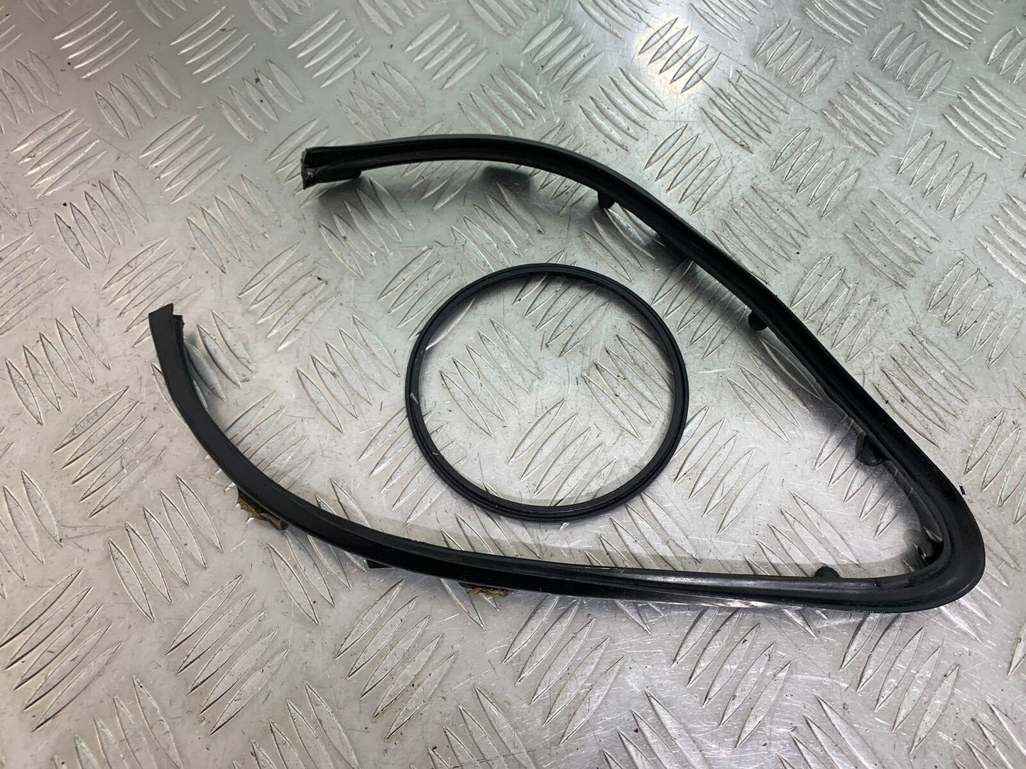 TRIUMPH THUNDERBIRD 1600 CLOCK SURROUND RUBBERS YEAR 2011 (CMB1107)