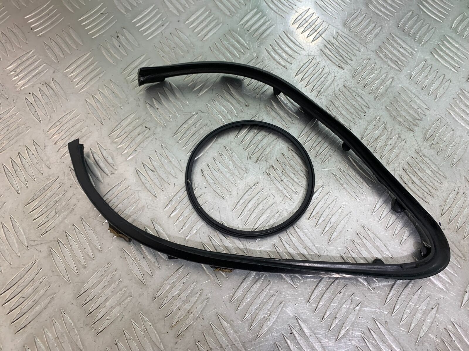 TRIUMPH THUNDERBIRD 1600 CLOCK SURROUND RUBBERS YEAR 2011 (CMB1107)