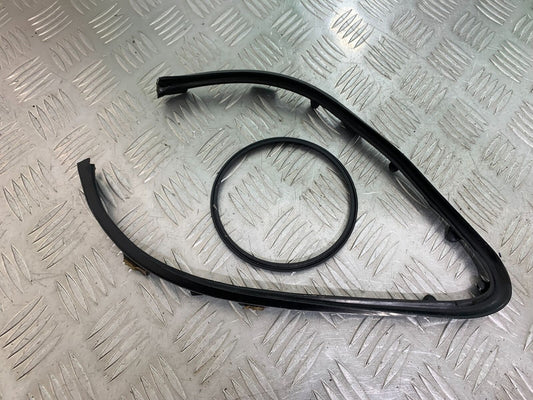 TRIUMPH THUNDERBIRD 1600 CLOCK SURROUND RUBBERS YEAR 2011 (CMB1107)