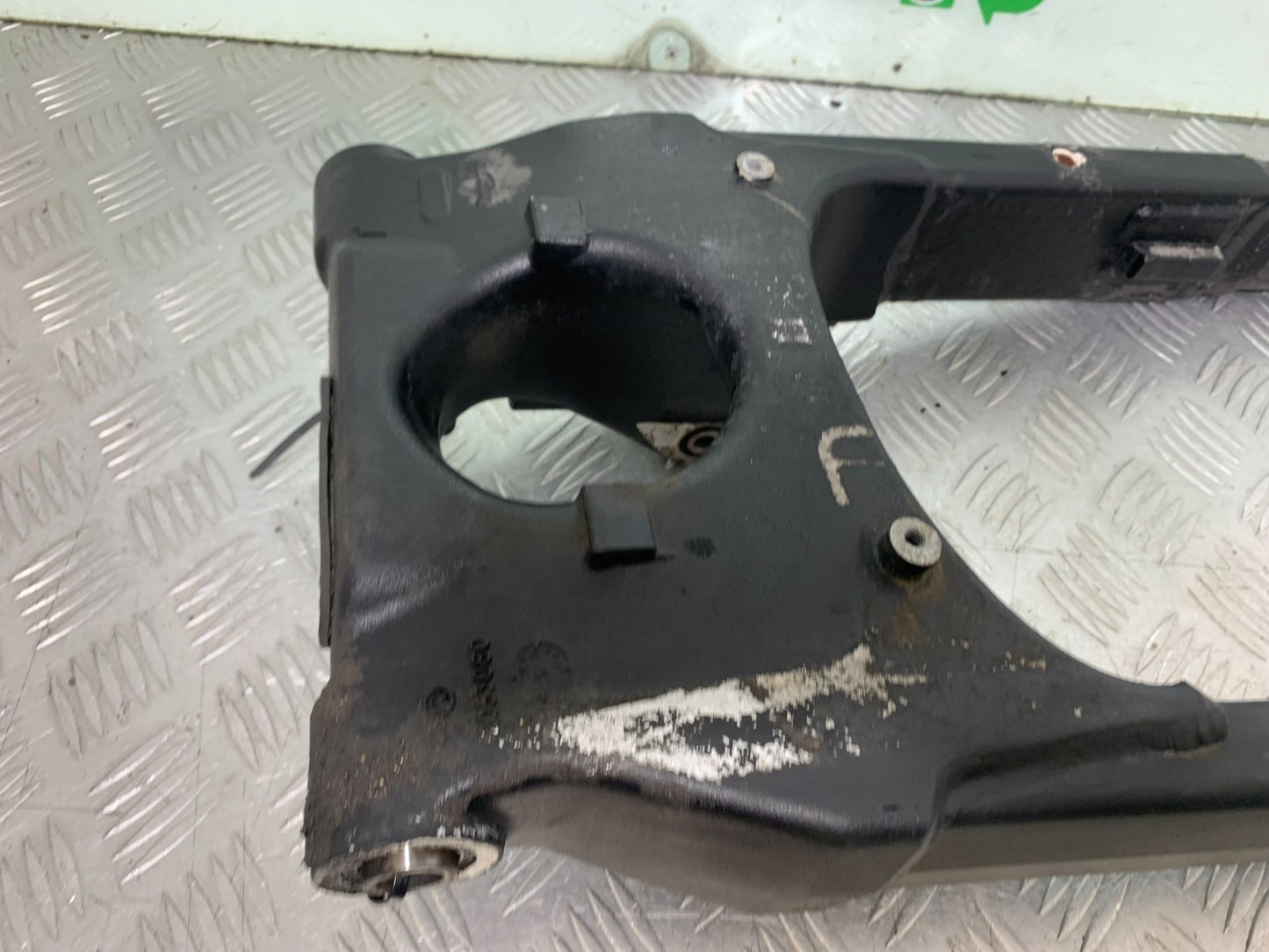 TRIUMPH 955i DAYTONA SWINGARM   YEAR 2002-2006 (CMB1229)