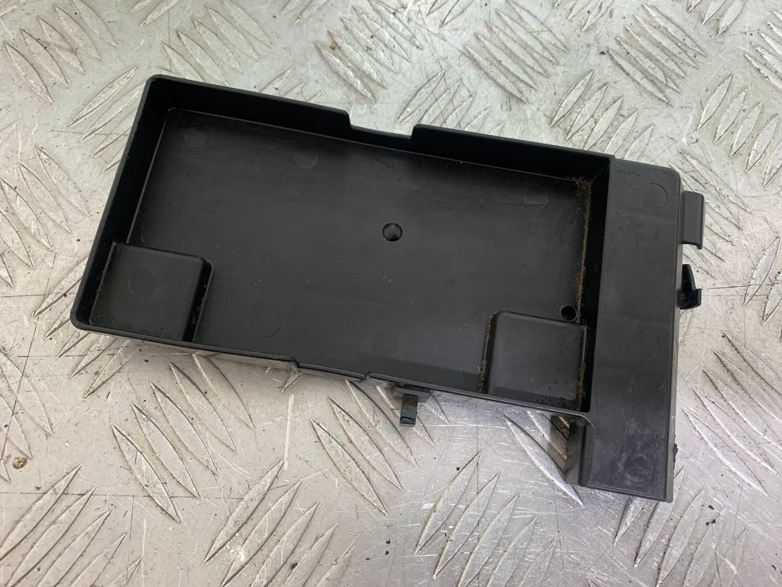 YAMAHA XVS 1300 MIDNIGHT STAR BATTERY TRAY LID  YEAR 2007-16 (CMB1200)