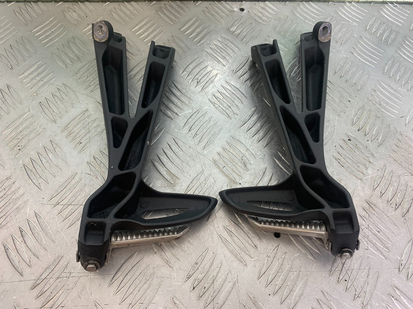 TRIUMPH 675 STREET TRIPLE REAR HANGERS AND PEGS  2013-2016 (CMB1186)