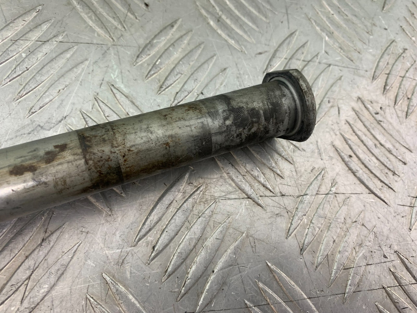 HONDA CBR1000 rr FIREBLADE REAR WHEEL SPINDLE YEAR 2006 (CMB1220)