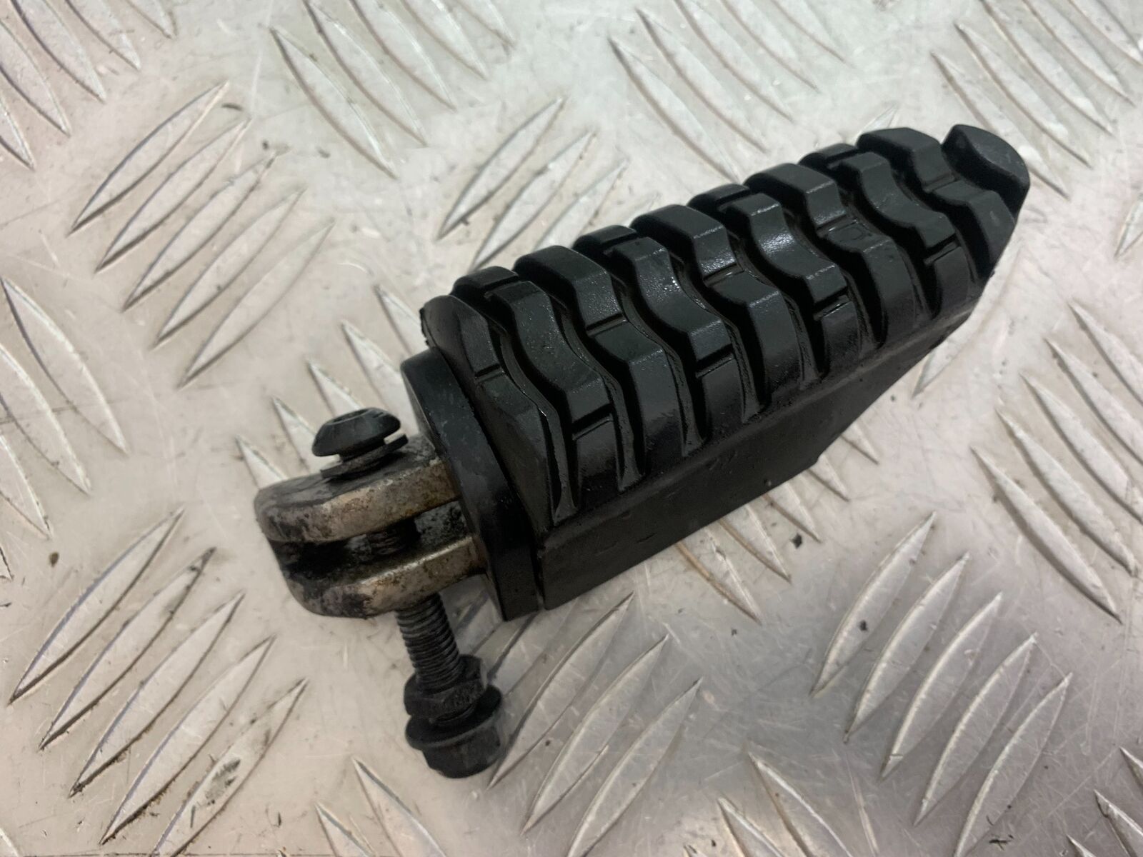 TRIUMPH TIGER 800 1X REAR FOOPEG  YEAR 2011-2014 (CMB1113)