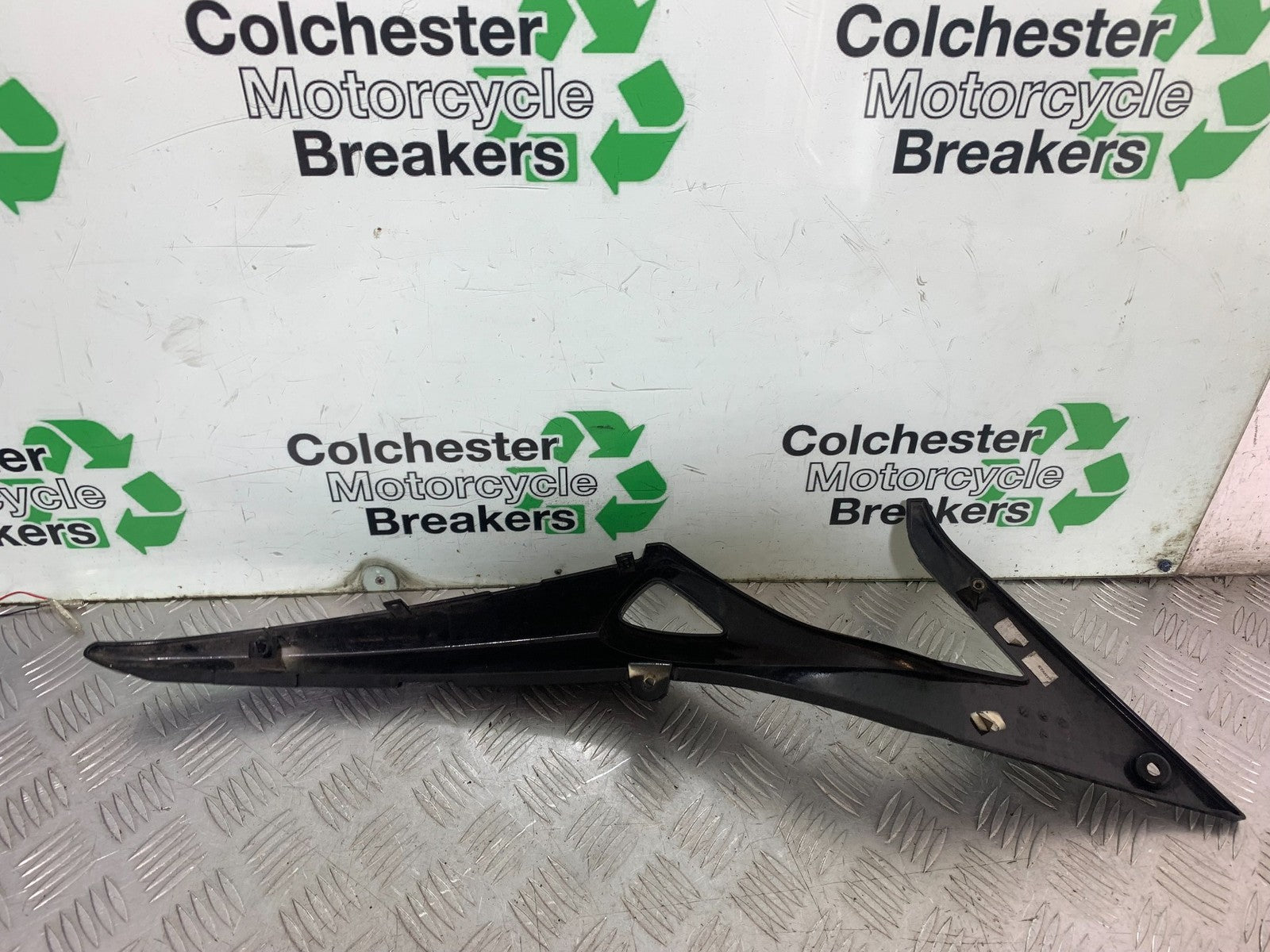 TRIUMPH 1050 SPEED TRIPLE RIGHT SEAT PANEL YEAR 2005-2007 (CMB1322)