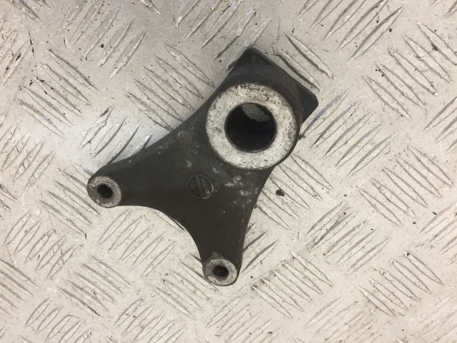 SUZUKI GSF600 GSF 600 BANDIT REAR CALIPER BRACKET YEAR 2002 (STOCK 852)