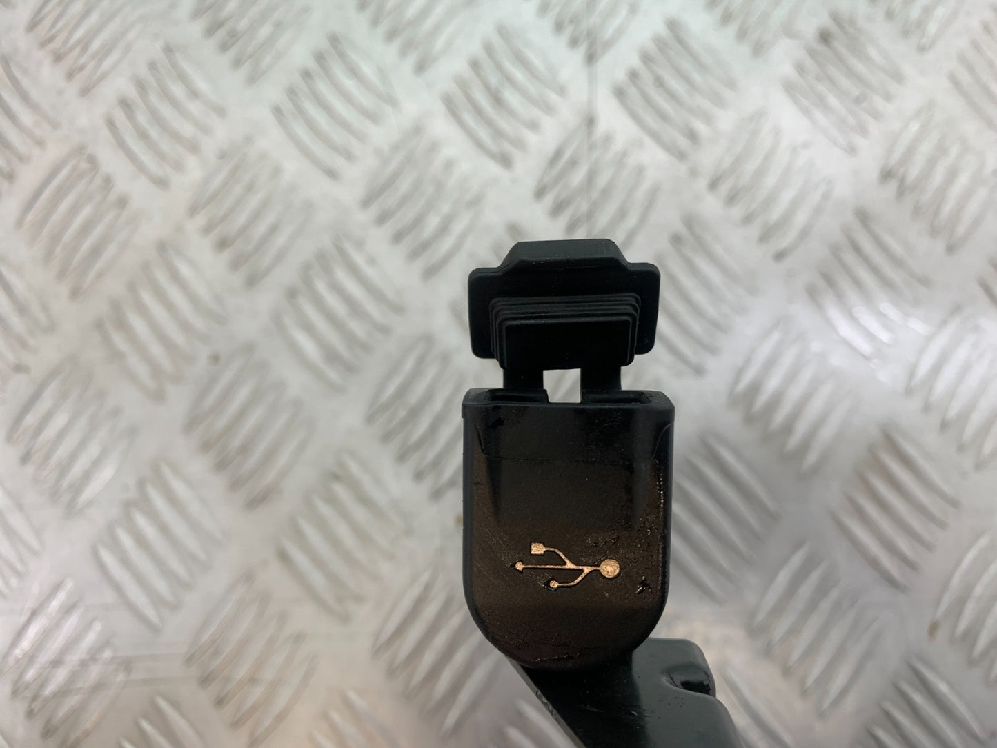 BMW M1000 R USB PORT   YEAR 2023-2024 (CMB1140)