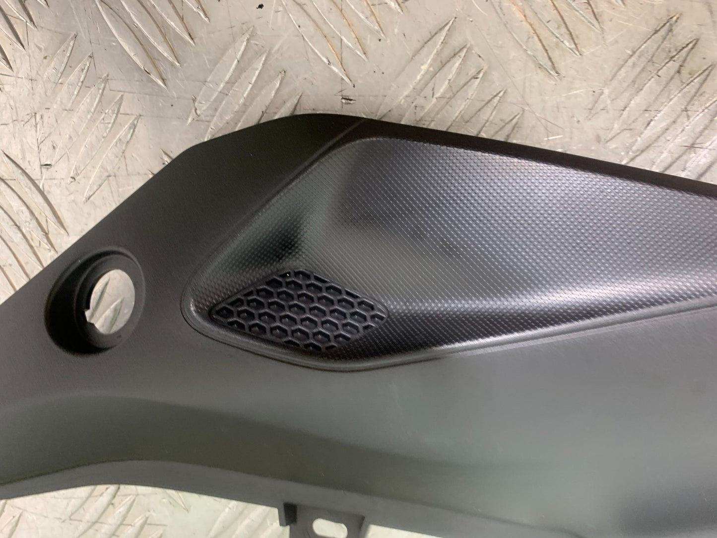 TRIUMPH TRIDENT 660 LEFT SEAT PANEL   YEAR 2021-2024 (CMB1295)