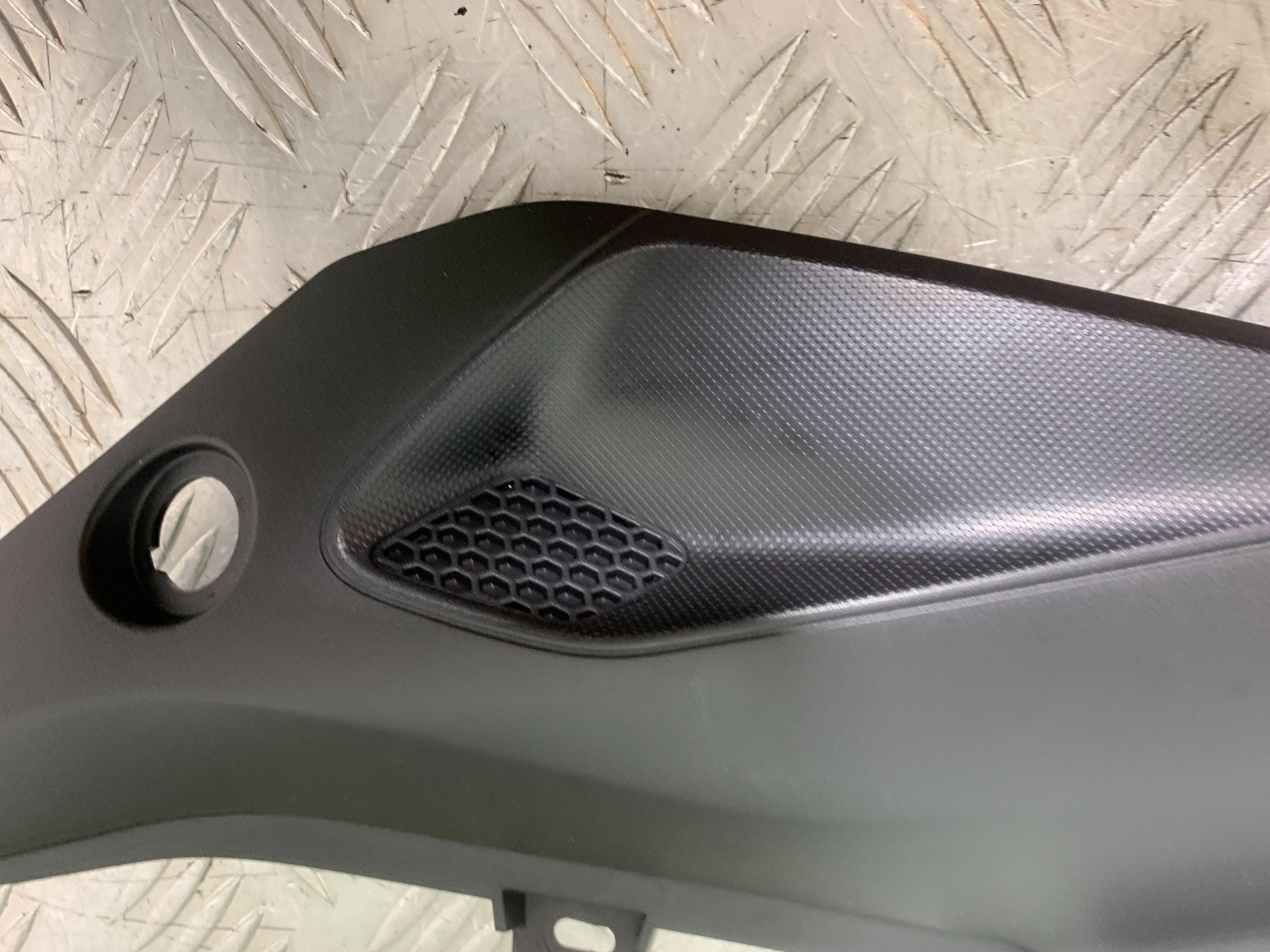 TRIUMPH TRIDENT 660 LEFT SEAT PANEL   YEAR 2021-2024 (CMB1295)