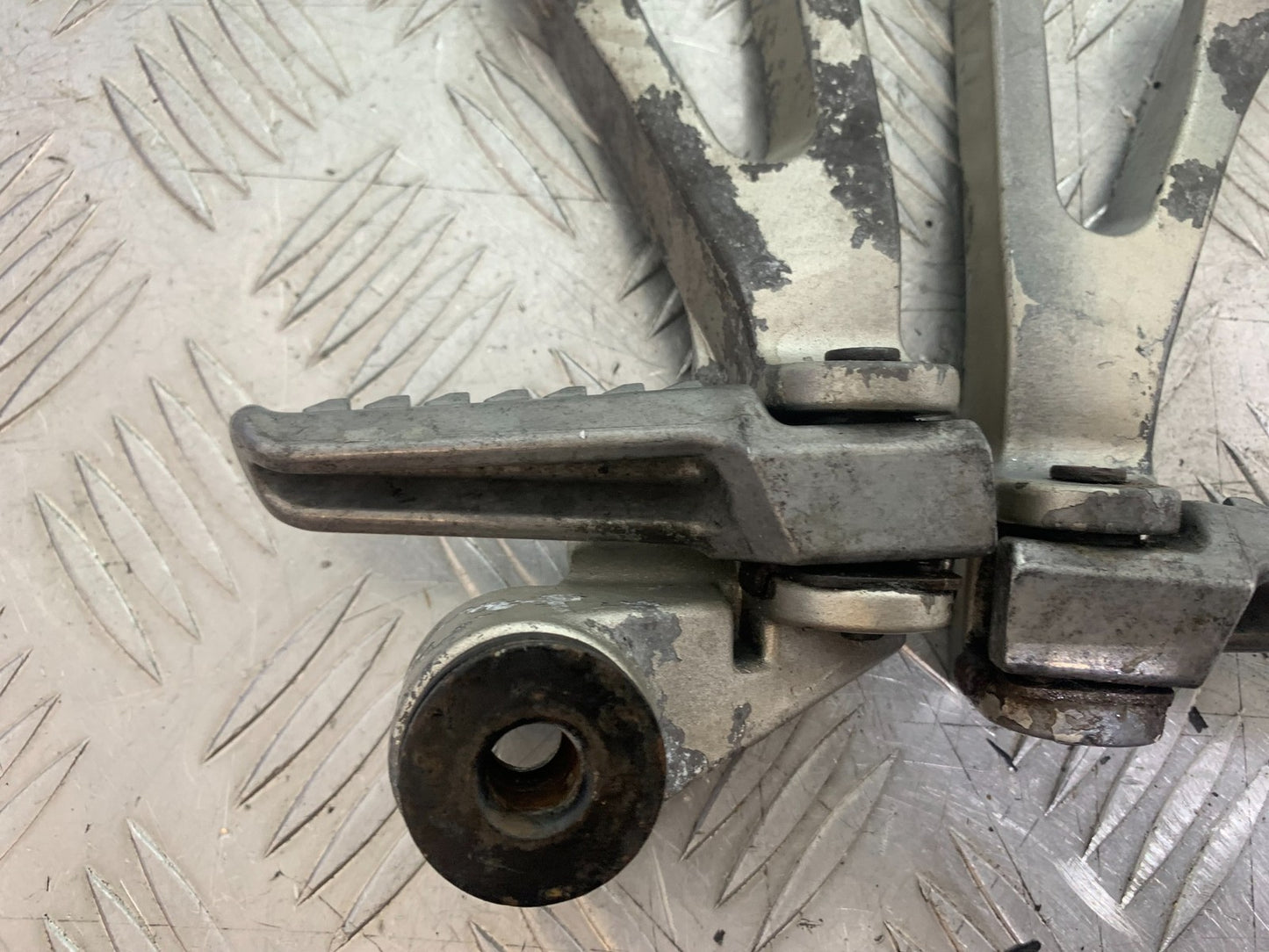 KAWASAKI ZX9R ZX9 E1 REAR HANGERS AND PEGS  YEAR 2000-01 (CMB1171)