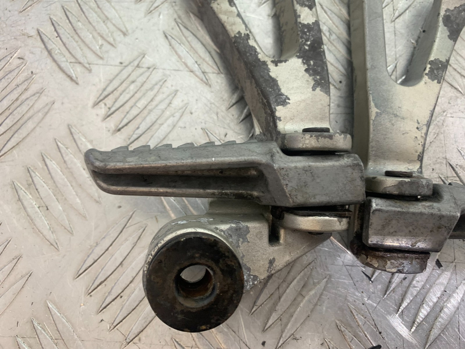 KAWASAKI ZX9R ZX9 E1 REAR HANGERS AND PEGS  YEAR 2000-01 (CMB1171)