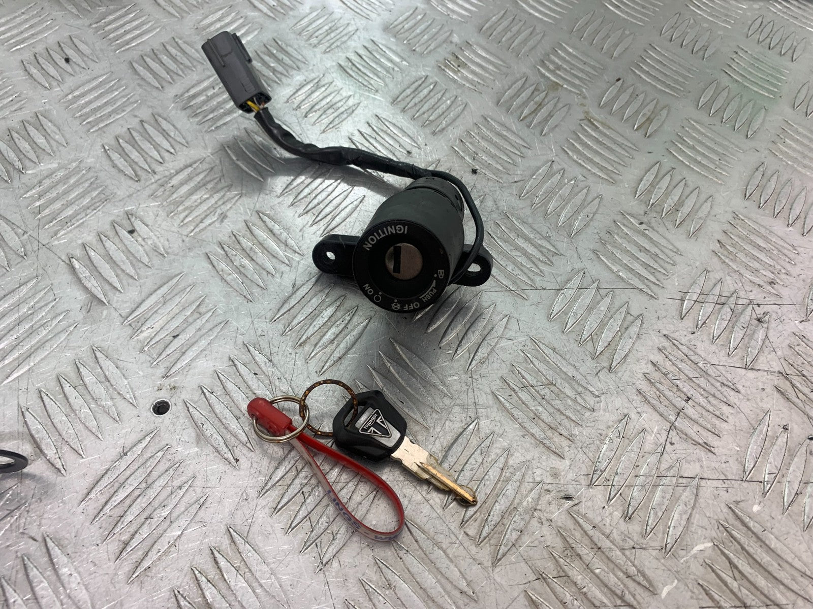 TRIUMPH TIGER 800 XRT ECU LOCKS KEY (IGNITON IS DAMAGED)  2018-2020 (CMB1193)