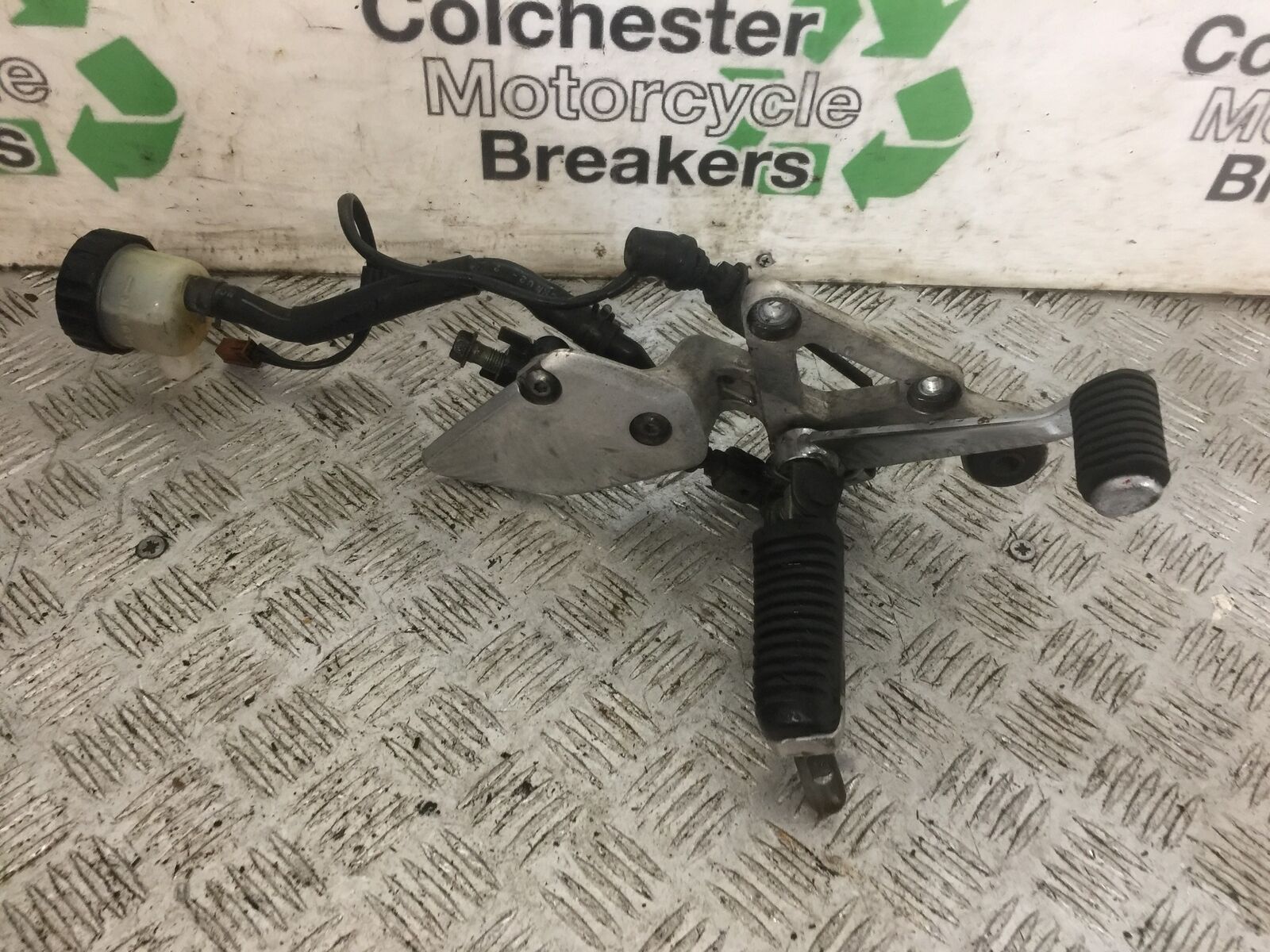 YAMAHA FZS600 FAZER 600 FRONT RIGHT HANGER COMPLETE   YEAR 2002-03  (STOCK 790)