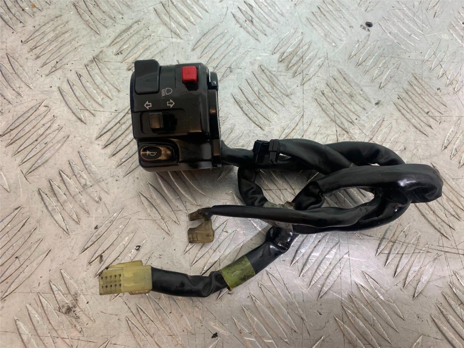 YAMAHA YZF R1 14 B BIG BANG LEFT SWITCH GEAR   2009-14 (CMB1175)