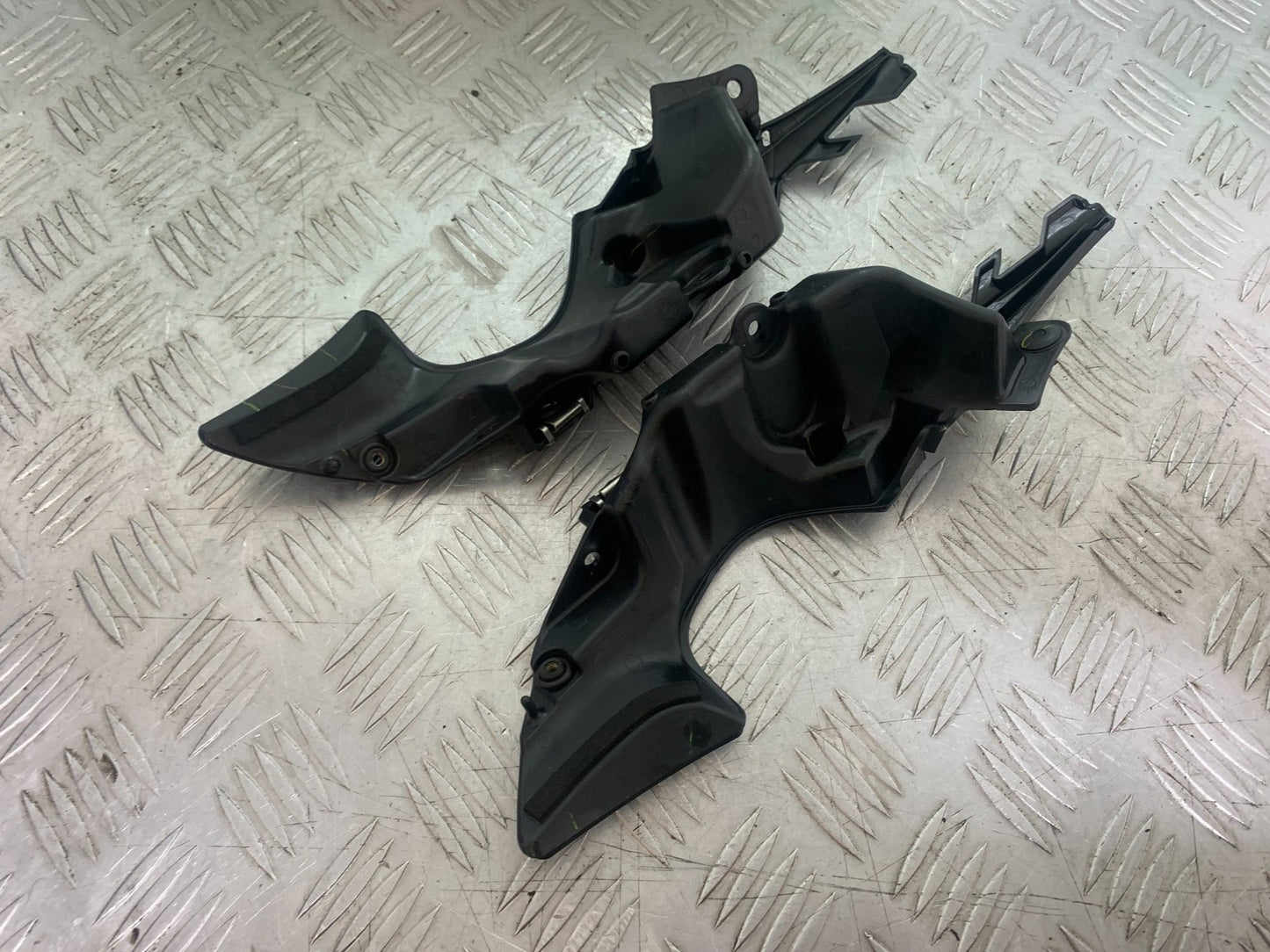 YAMAHA YZF R1 14 B BIG BANG LEFT & RIGHT INFILL PANELS   2009-14 (CMB1175)