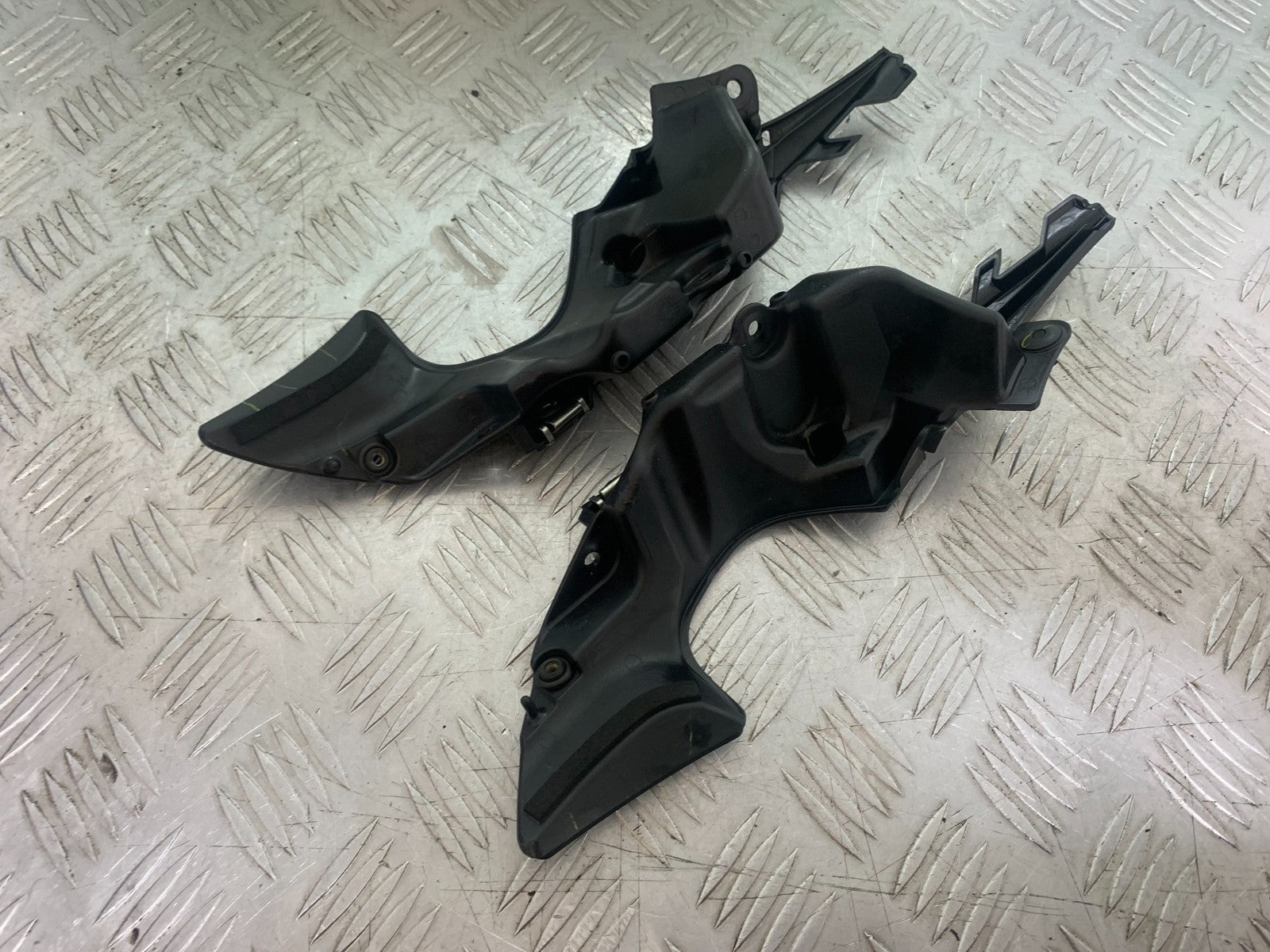 YAMAHA YZF R1 14 B BIG BANG LEFT & RIGHT INFILL PANELS   2009-14 (CMB1175)