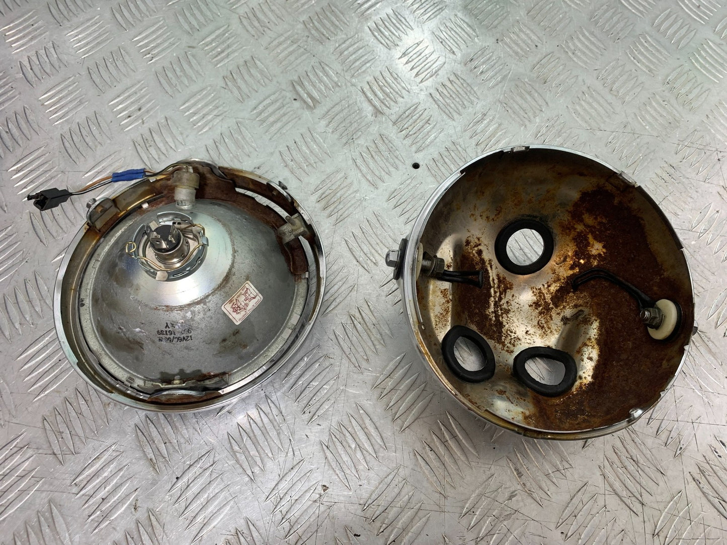 SUZUKI GSF1200 GSF 1200 BANDIT HEADLIGHT AND BACKING YEAR 2001-2004 (CMB1188)