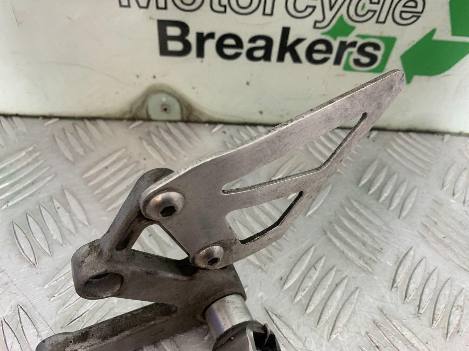 TRIUMPH 955i DAYTONA FRONT LEFT HANGER AND PEG  YEAR 2002-2006 (CMB1229)