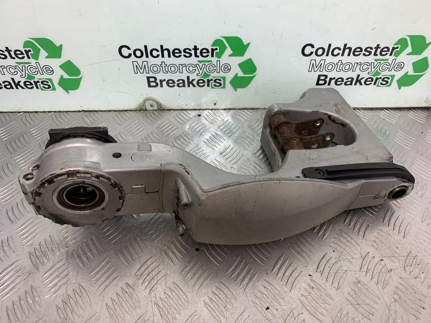 TRIUMPH 955i SPRINT ST SWINGARM YEAR 1999-04 (CMB1230)