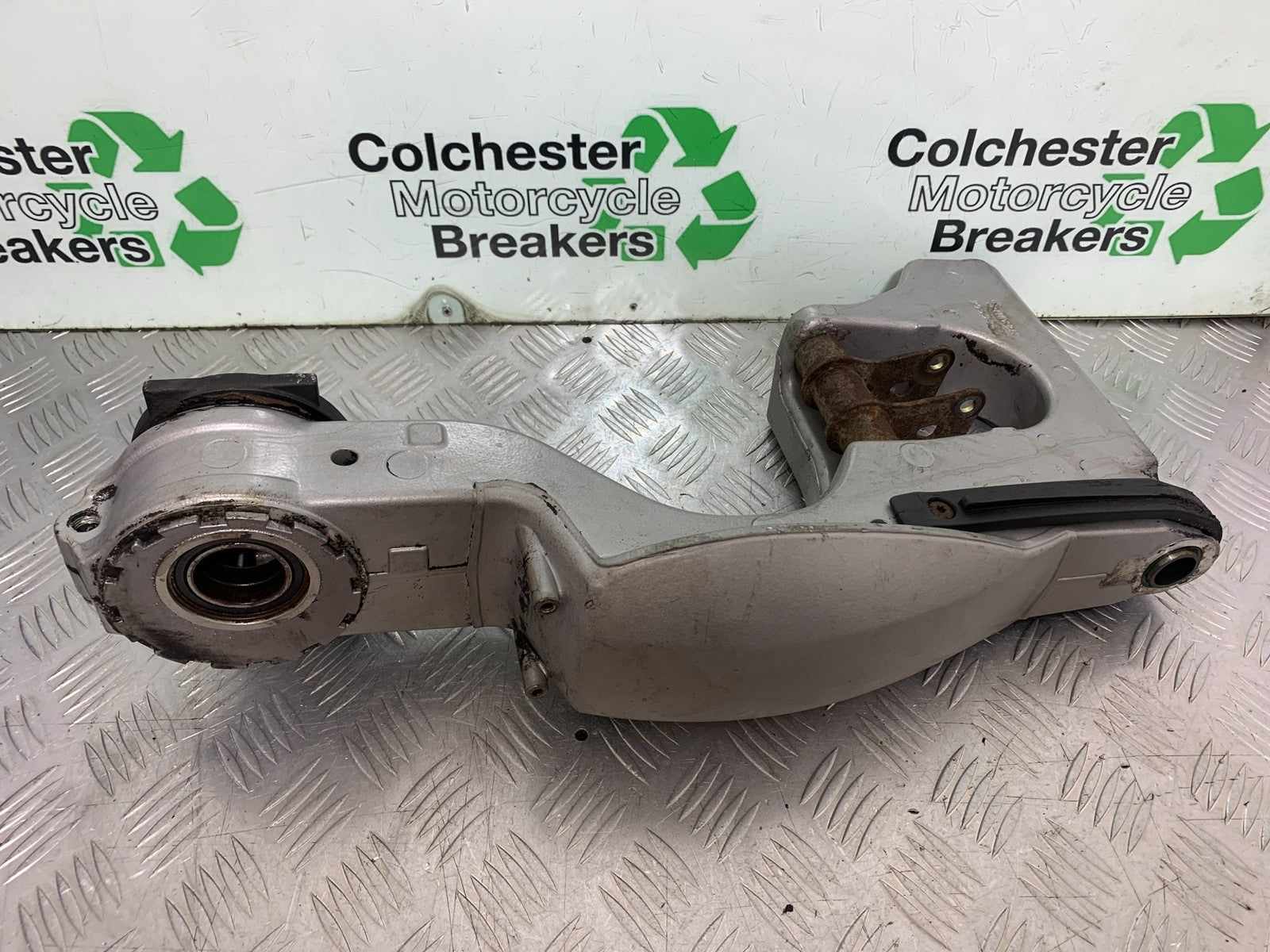 TRIUMPH 955i SPRINT ST SWINGARM YEAR 1999-04 (CMB1230)