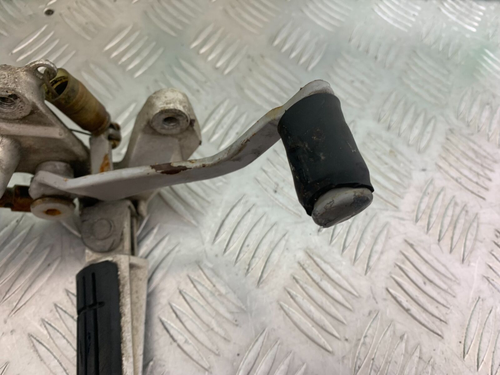 YAMAHA YZF600 YZF 600 THUNDERCAT FRONT RIGHT HANGER  1996-2003 (CMB1105)