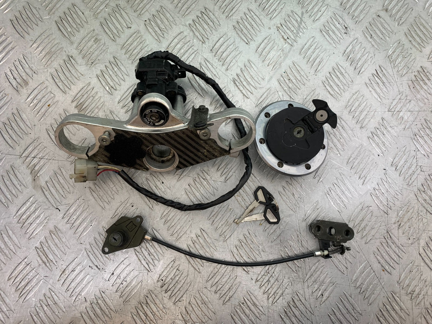 KAWASAKI ZX9R ZX9 R LOCKSET AND KEYS  YEAR 1998-1999 (CMB1329)